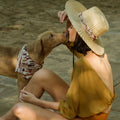 mujer jugando con perrito yucatan