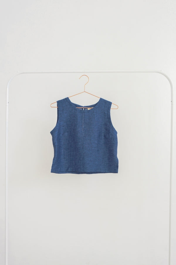 blusa tipo crop top sisada con cuello redondo color azul con pinzas