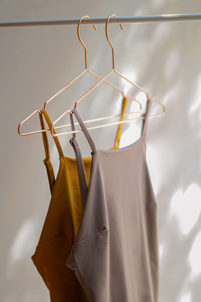 trajes de baño de una pieza colgados en hombreras